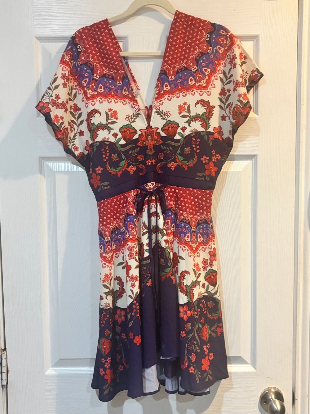 NWOT - Umgee Floral Tiered V-Neck Mini Dress in Navy and Red - Picture 3 of 5